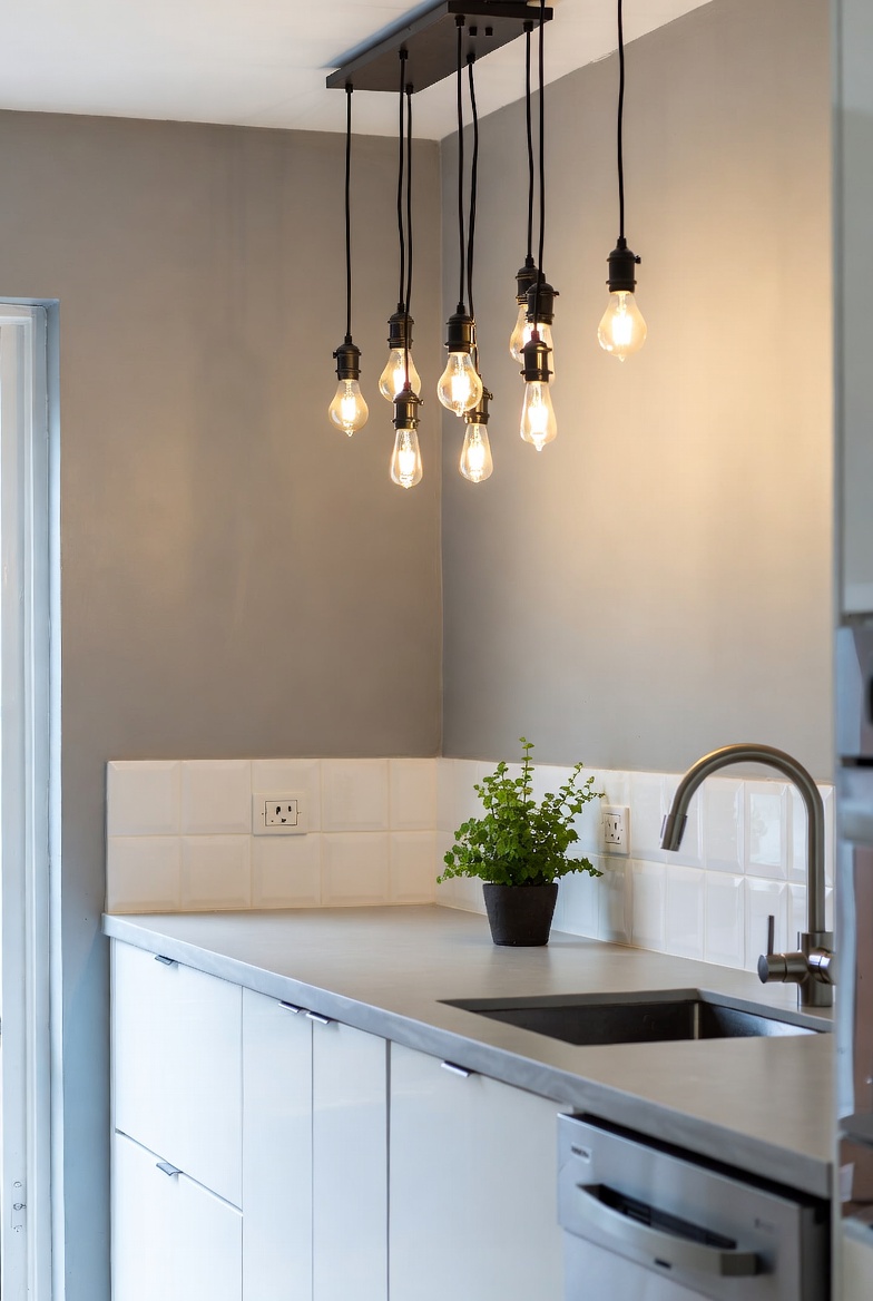 białe meble kuchenne i szare ściany